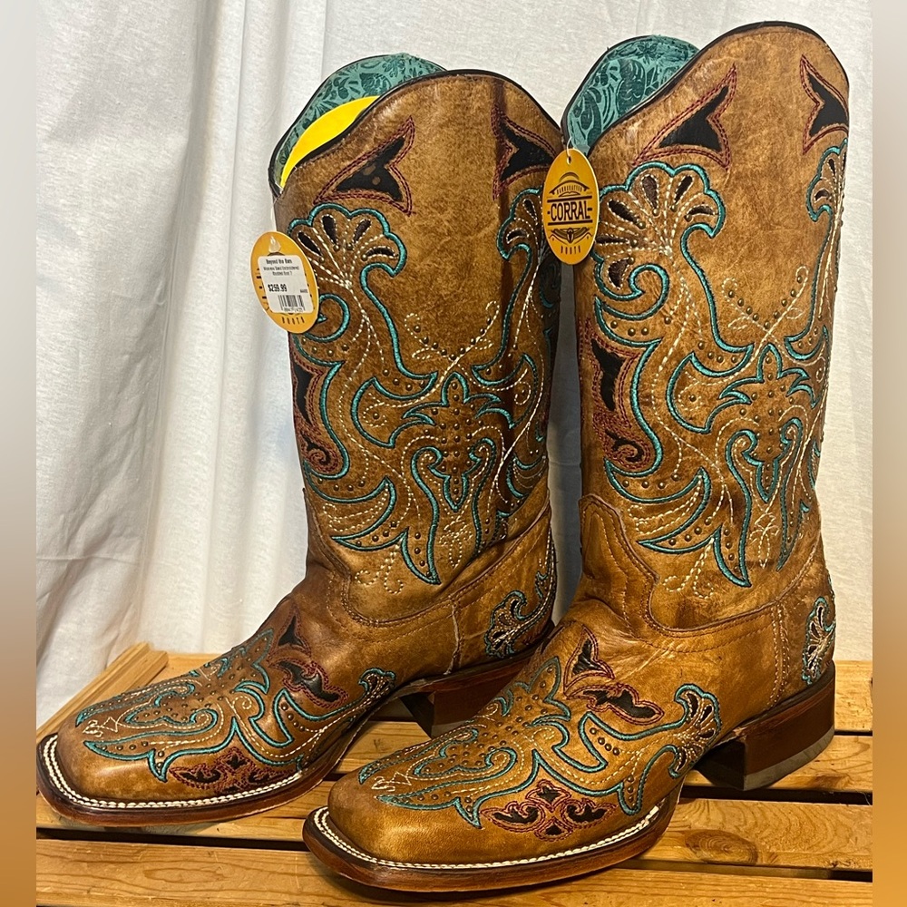 #8233. Corral Women's Brown/Turquoise Square Toe Western Boots. Size 7 New!